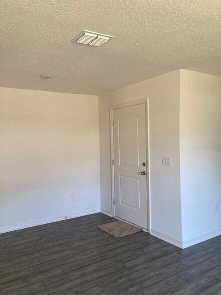 Building Photo - 36 Raemond Ln