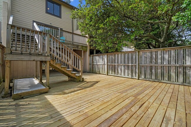 Building Photo - Ready NOW! 1 Block from the Bay! Pet Frien...