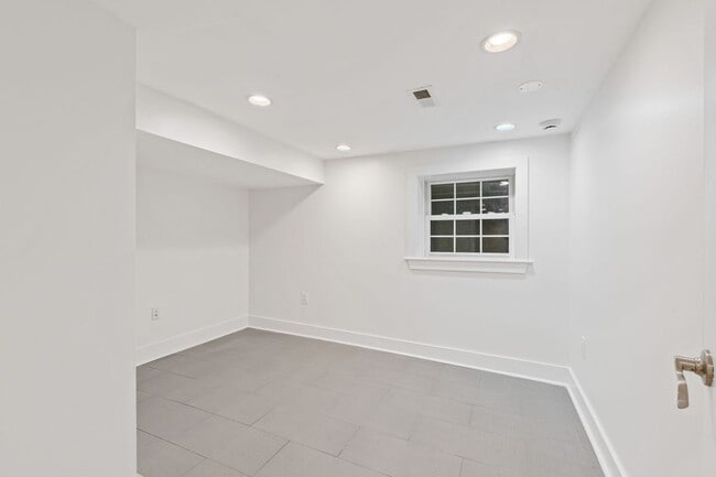 Building Photo - 1110 Orren St NE