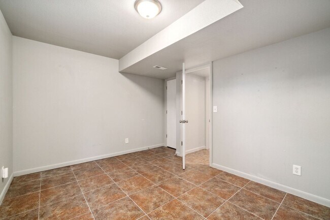 Building Photo - 810 W Laurel St