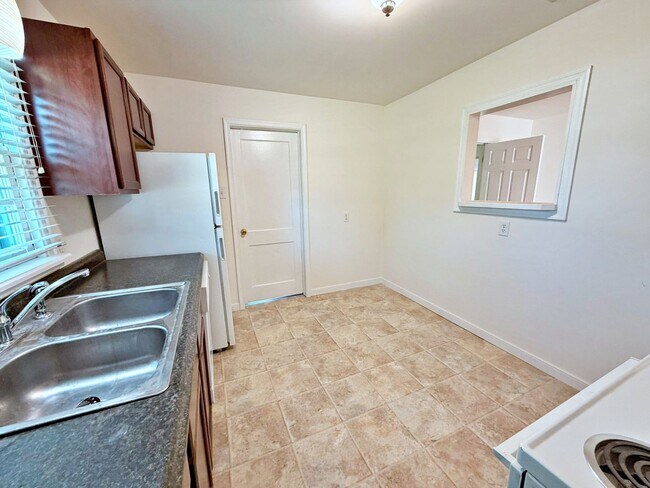 Building Photo - Rancher with Large Back Yard!