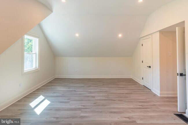 Building Photo - 248 Penncrest Dr