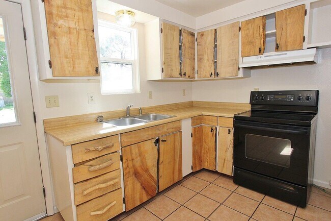 Building Photo - 816 S Wardwell Ave