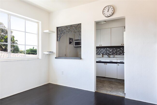 Building Photo - 2200 Calais Dr