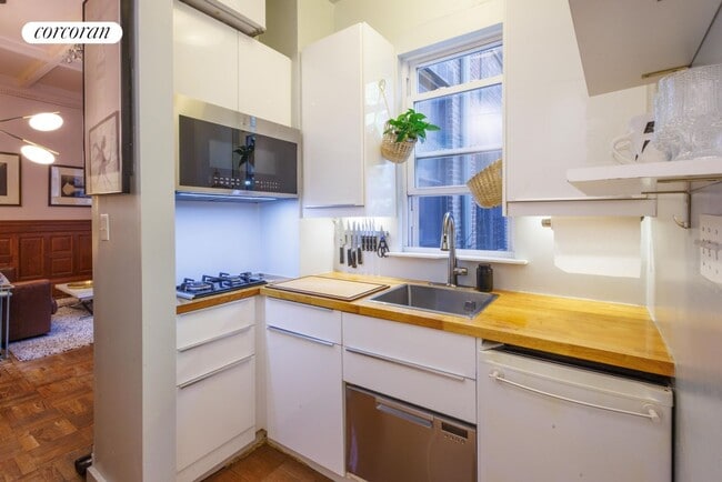 Building Photo - 62 W 87th St