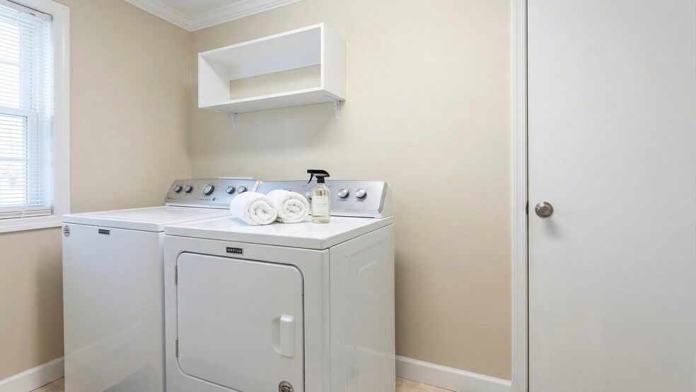 Building Photo - 200 Clover Ct