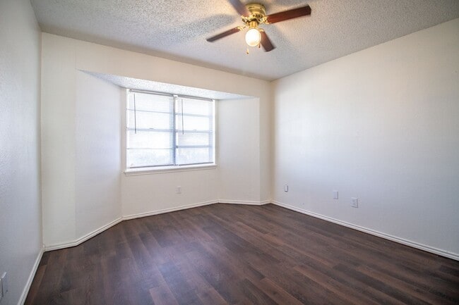 Building Photo - Charming 3 Bedroom 2 bathroom house!!