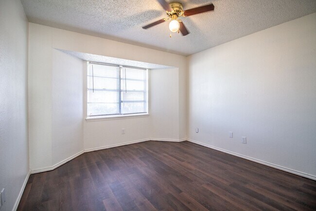 Building Photo - Charming 3 Bedroom 2 bathroom house WITH SOLAR