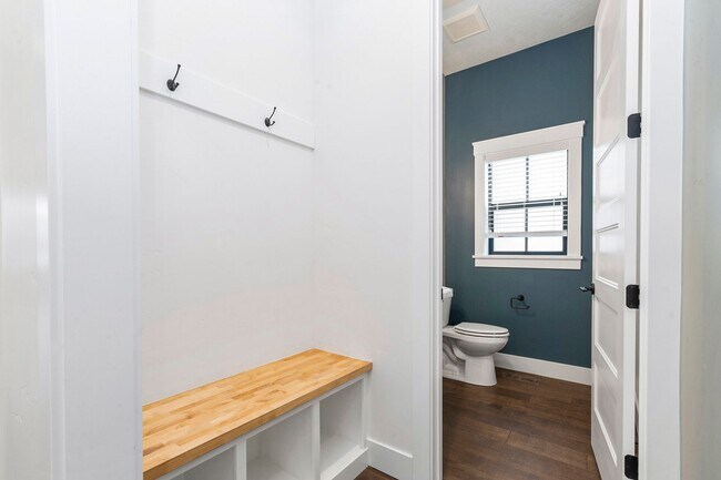 Building Photo - 3 Bedroom 2.5 Bathroom Townhouse in SpurWing