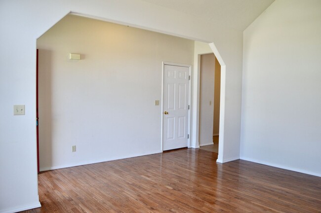 Building Photo - Spacious 3 Bedroom Condo!