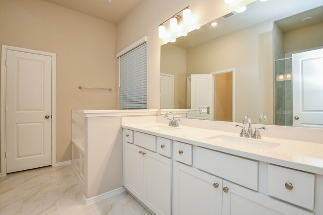 Building Photo - 1215 Carswell Grove Dr