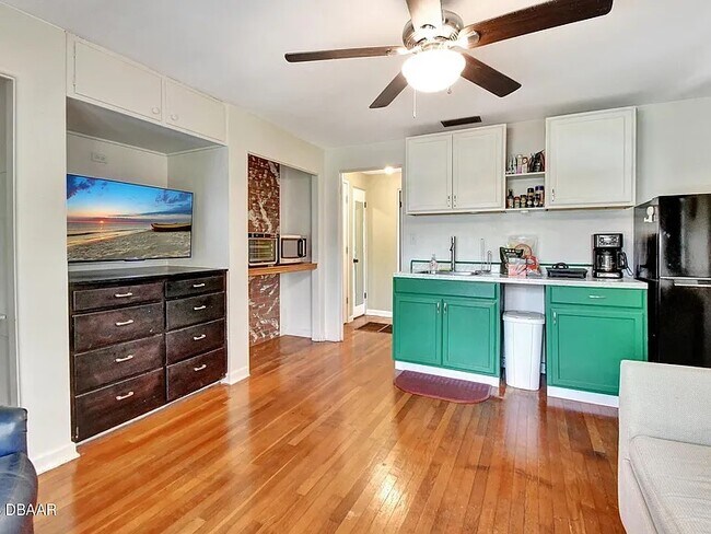 Building Photo - Bluelake Unit 3