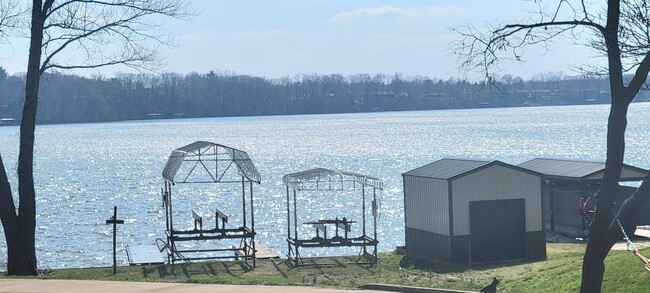 Building Photo - Lake views!