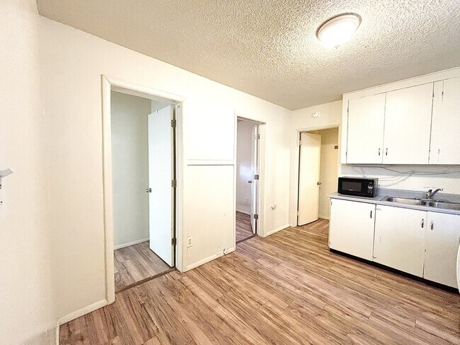 Building Photo - 560 S 600 E
