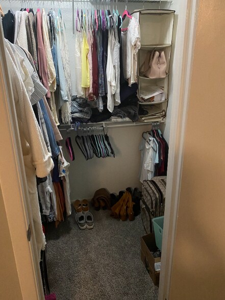 Building Photo - 1820 E Morten Ave