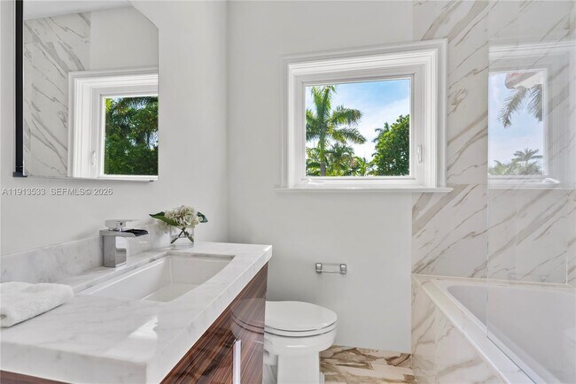 Building Photo - 5800 La Gorce Dr