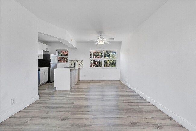 Building Photo - 1100 NE 9th Ave