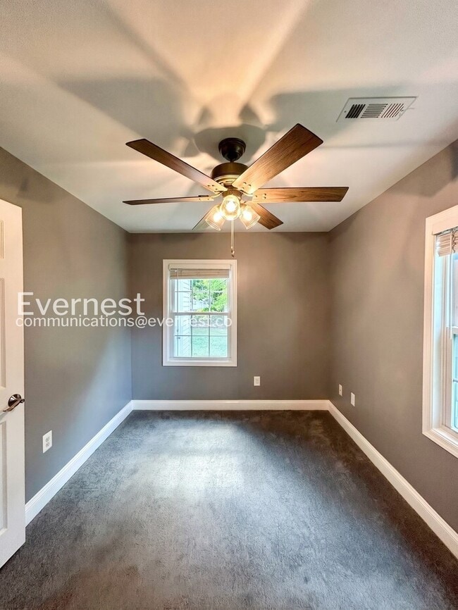 Building Photo - 2 Bed, 1 Bath Home with Off-Street Parking / Pet-Friendly / Available Now!