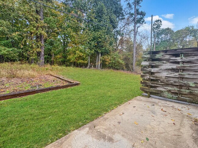 Building Photo - Charming 2 Bed 1.5 Bath Townhouse in Oakwood!