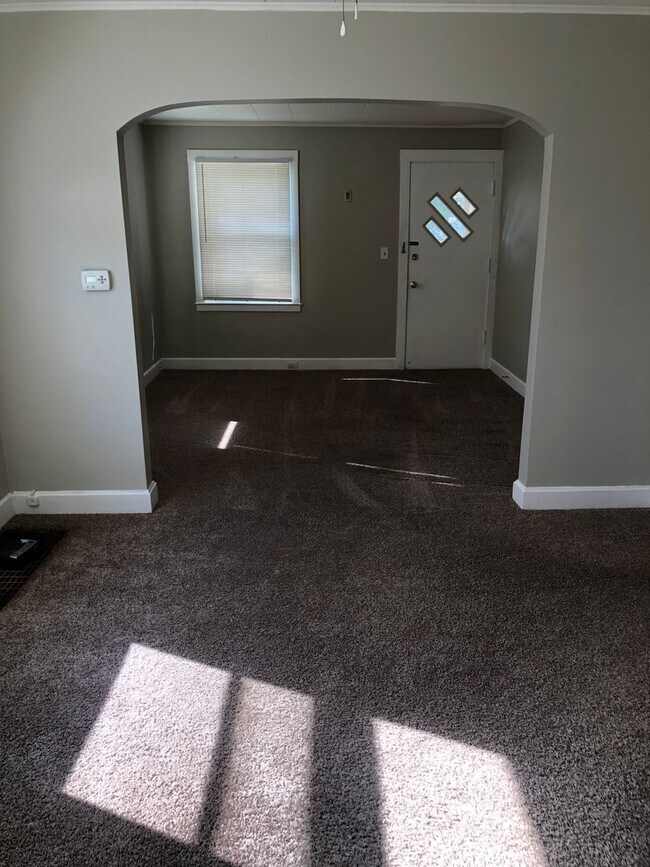 Building Photo - 2 bedroom single family home with one car ...