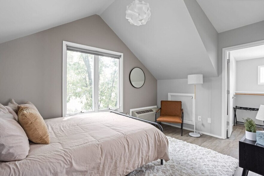 Building Photo - 1125 E 10th St