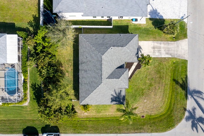 Building Photo - 2652 SW 29th Ave