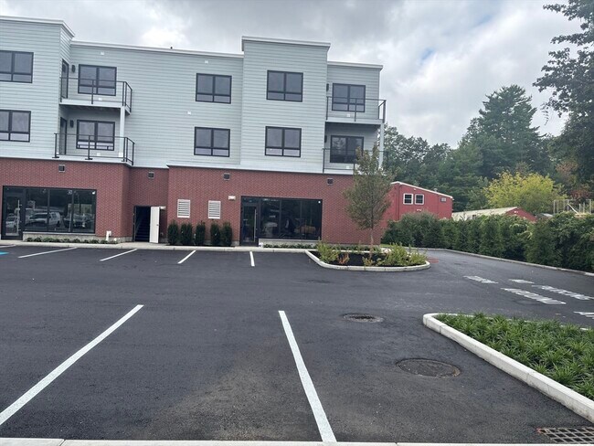 Building Photo - 1391 Main St