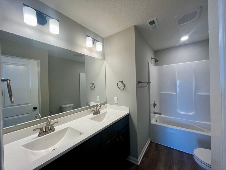 Building Photo - 1630 Teniente Ct