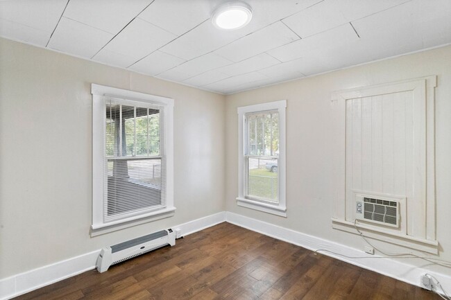 Building Photo - Spacious 3bdrm/1bath Home with large yard ...