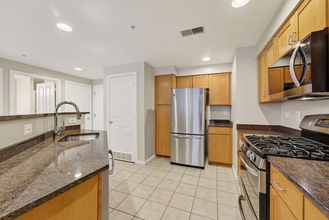 Building Photo - 2220 Fairfax Dr