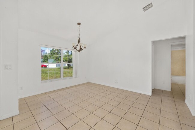 Building Photo - Spacious 3-Bedroom Home with Modern Open Floor Plan in Desirable Marion Oaks!
