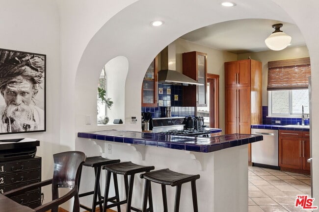 Building Photo - 334 Crane Blvd