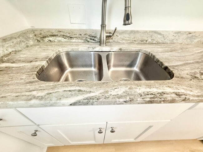 Building Photo - ***RENT READY~4 Bed RENOVATED 2 story house/w/ downstairs bedroom/Granite countertops