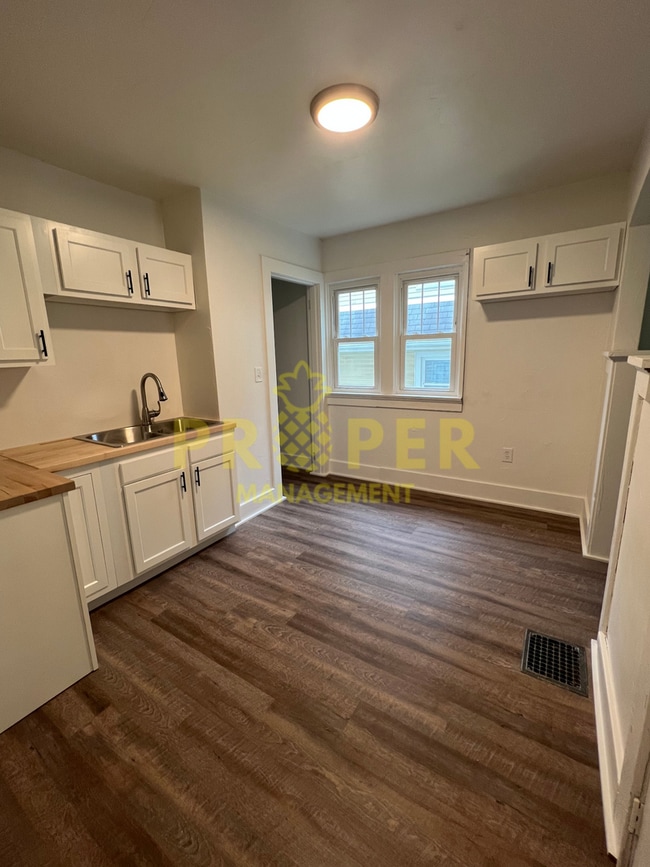 Building Photo - 3 bedrooms 1 bathrooms house for rent