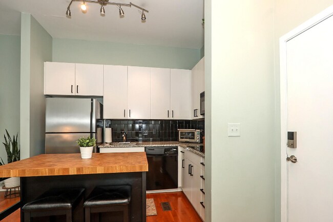 Building Photo - 2125 Southend Dr