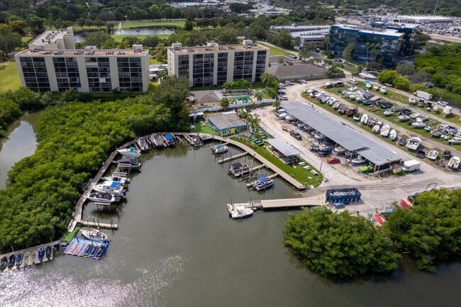 Building Photo - 900 Cove Cay Dr
