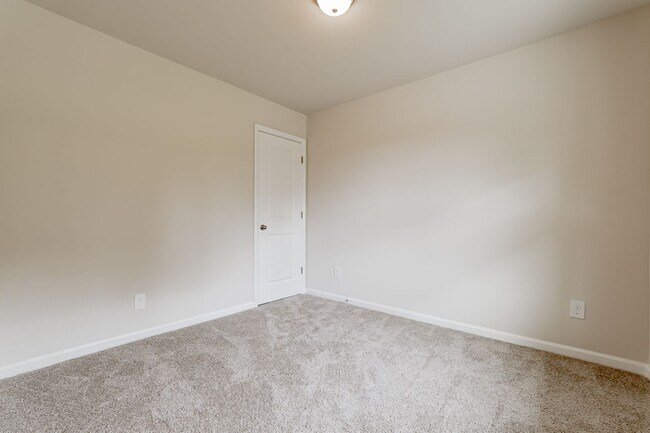 Building Photo - 5 bedroom Benjamin Floor Plan with a relax...