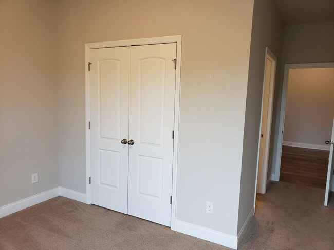 Building Photo - Beautiful brick home with many amenities!