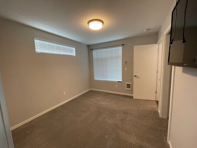 Building Photo - 820 25th Ave S