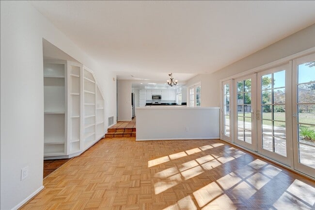 Building Photo - 407 Village Center Dr