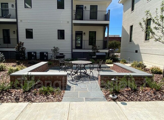 Building Photo - 2018 Smallwood Dr