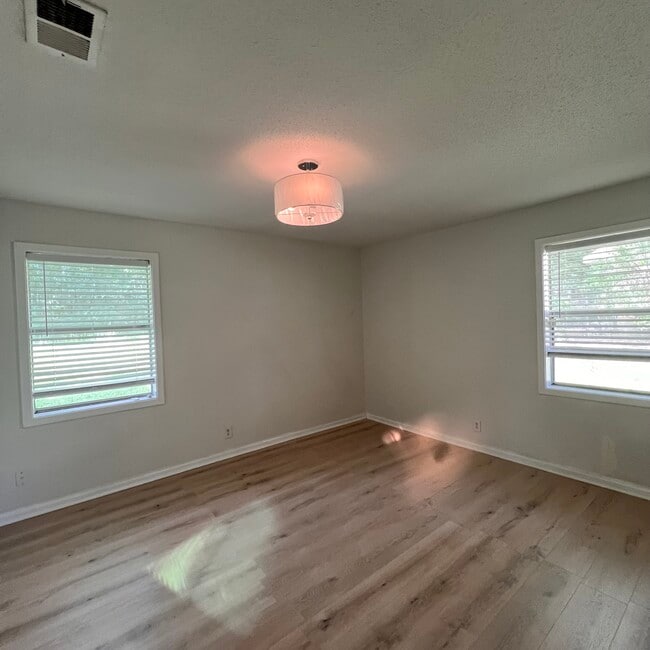 Building Photo - 106 Whispering Pines Loop