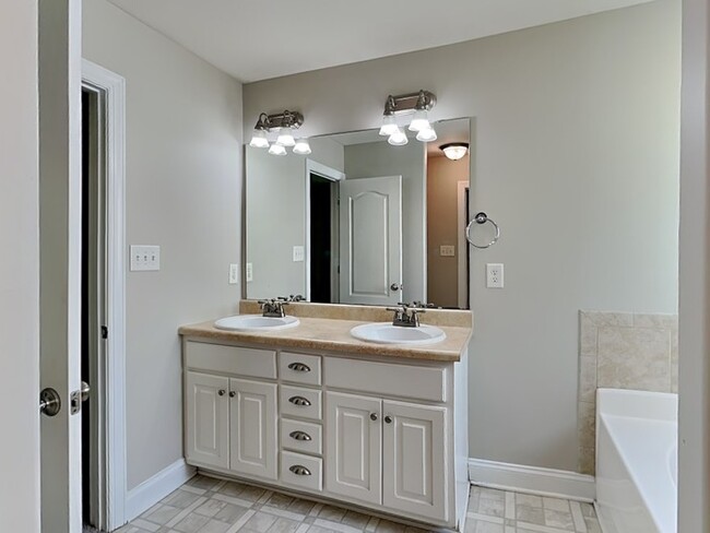 Building Photo - 224 Farrington Dr