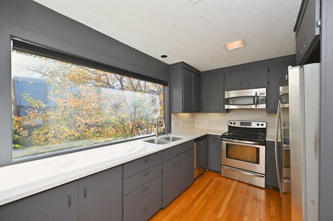 Building Photo - **PERFECTLY SITUATED TOWNHOME IN GREEN HIL...