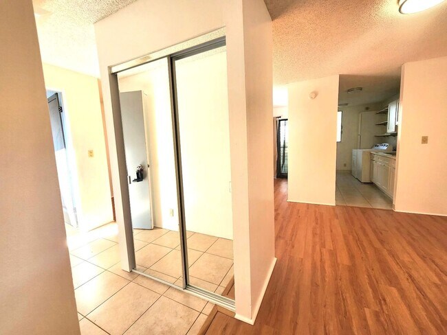Building Photo - Chateau Newtown Townhome - Ground Floor Unit