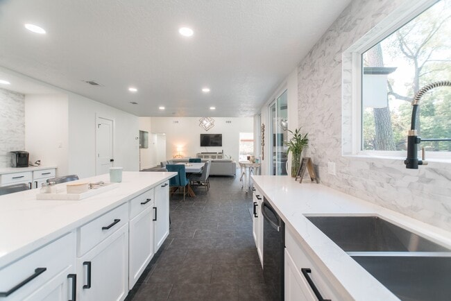 Building Photo - 3103 Hemingway Dr