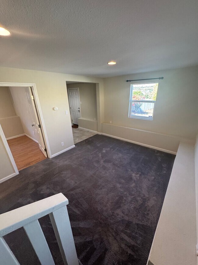 Building Photo - Spacious 3BR/2BA home in South San Francisco
