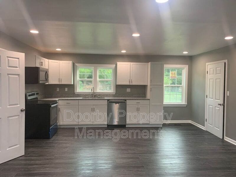 Building Photo - 2408 Cres Club Dr