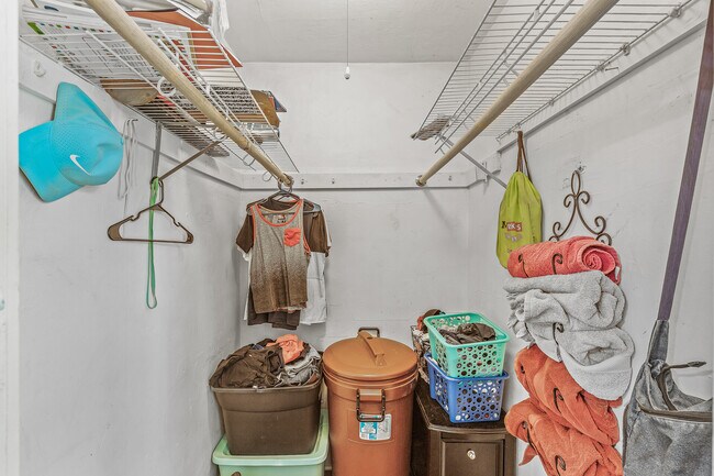 Building Photo - 921 20th Ave NE