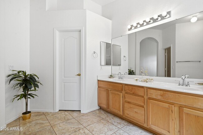 Building Photo - 4441 E Cottonwood Ln